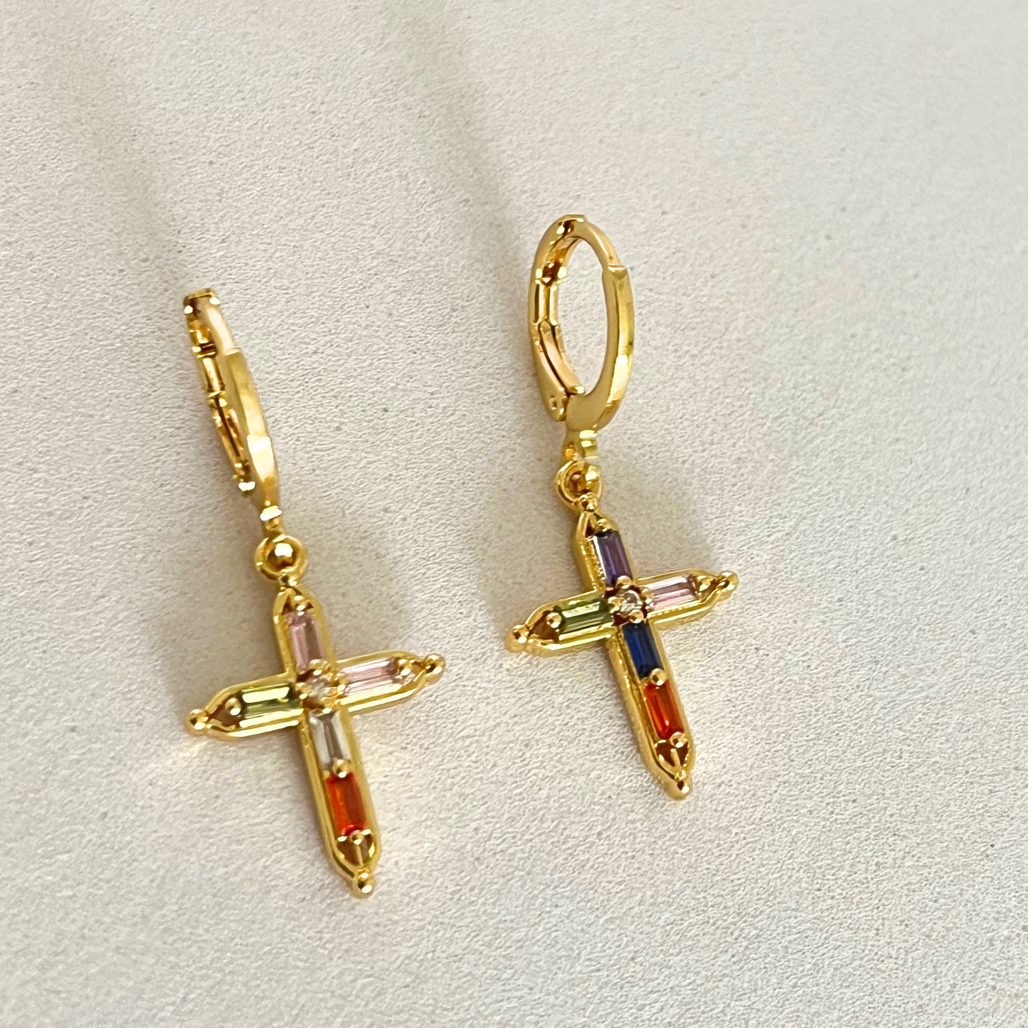 Aretes cross colors