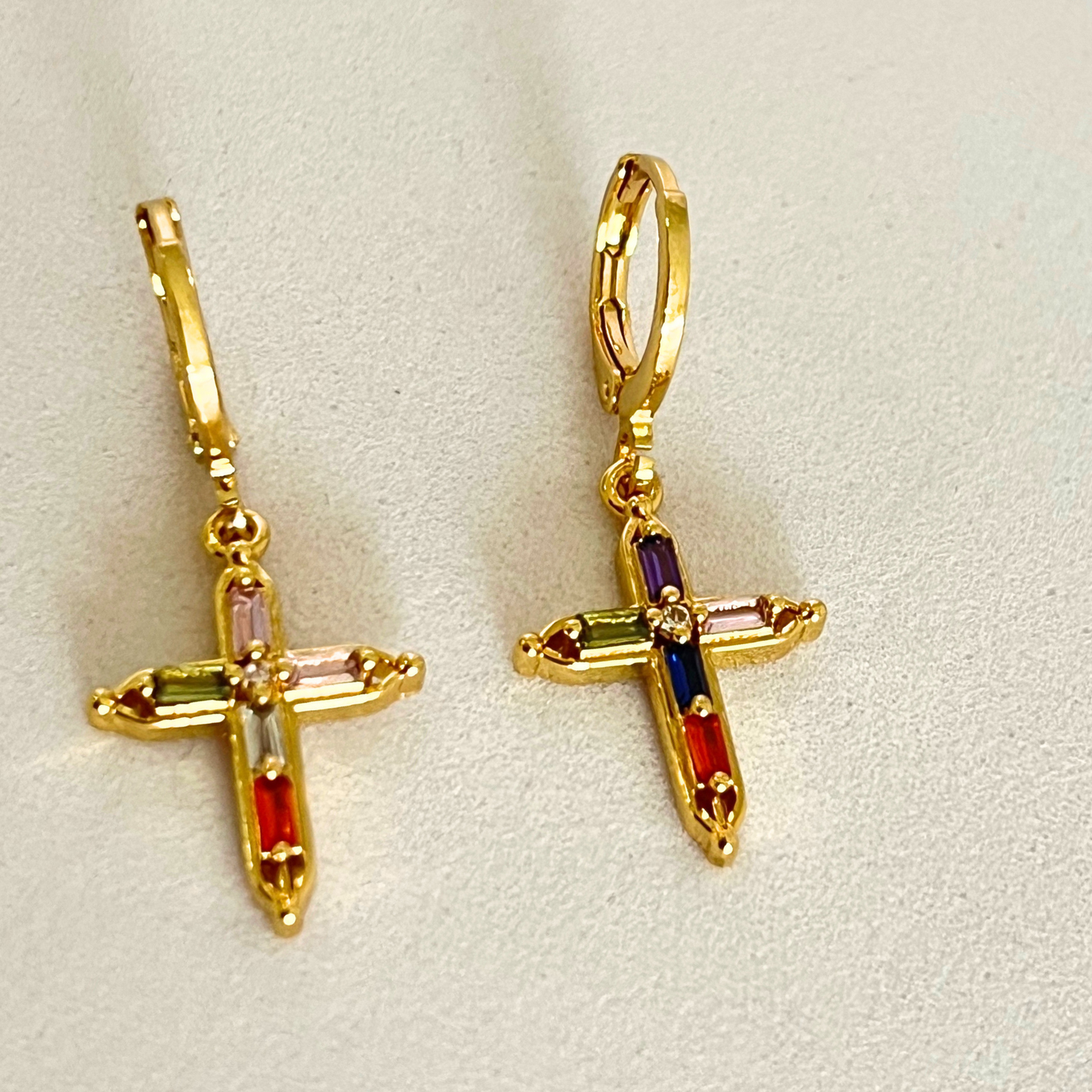 Aretes cross colors